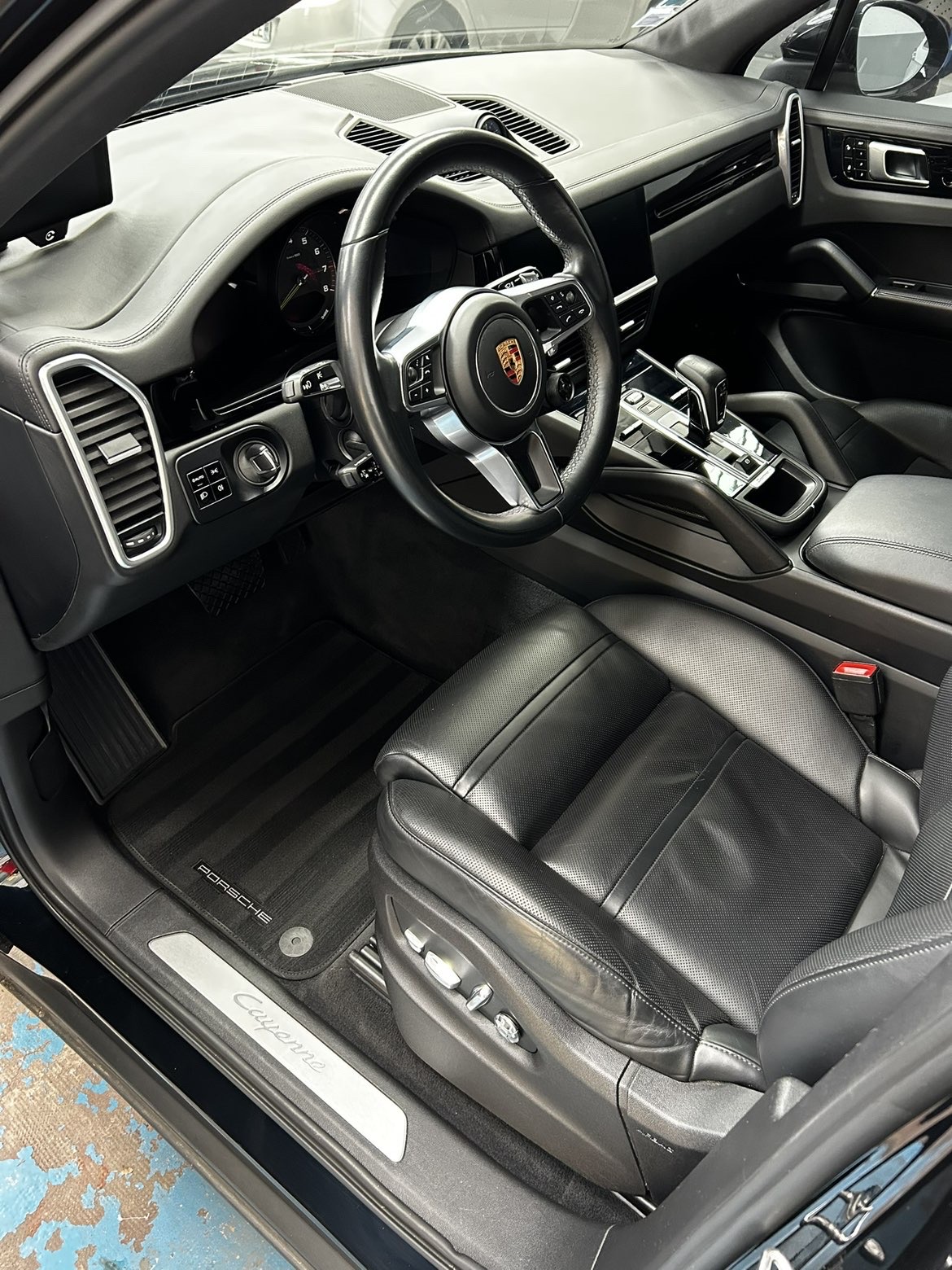 Intérieur de Porsche Cayenne nettoyé par Klevia Nett à Lyon
